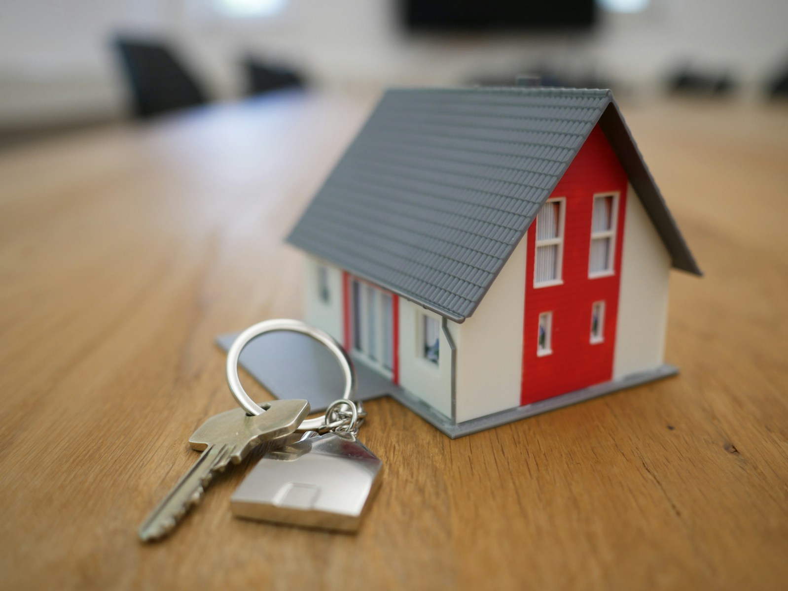 House on a keychain – Understanding the importance of homeowners insurance and why it’s essential for your property.